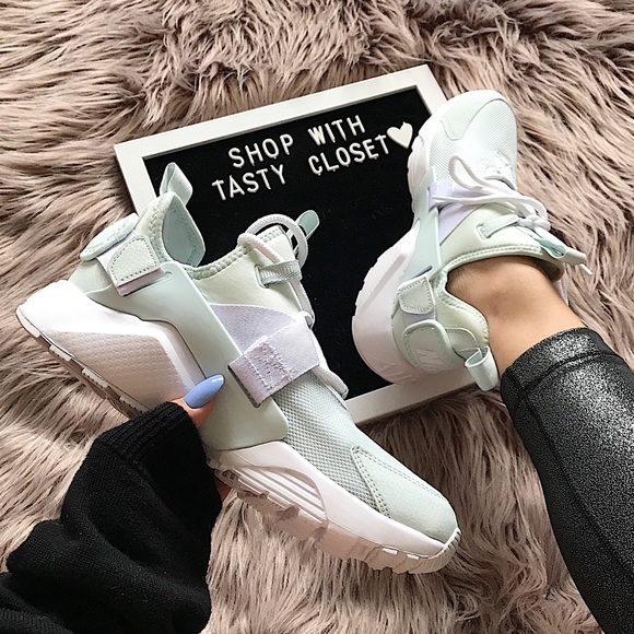 Nike Shoes - Nike air huarache city sneakers